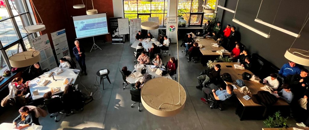 Слика од воведното предавање „Интернет и мрежи“ на првиот телекомуникациски хакатон за средните училишта на ФЕИТ