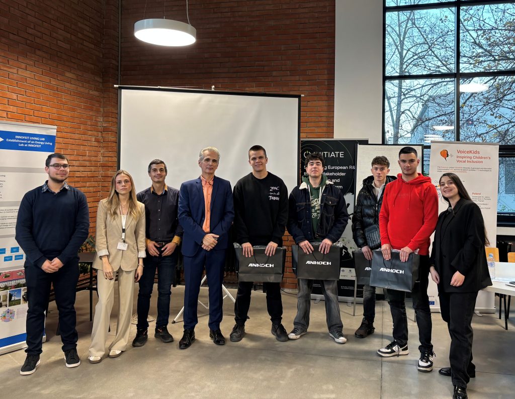 Слика од победничкиот тим на Ден 1 од ТелеХак@ФЕИТ од СУГС Георги Димитров-Скопје со дел од организацискиот тим